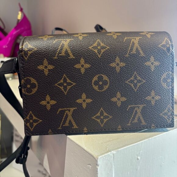 Louis Vuitton Wearable Wallet - Picture 10 of 11